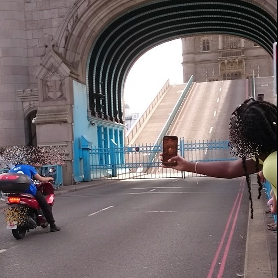 ロンドン タワーブリッジ 橋が上がる