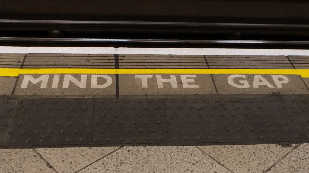 ロンドン 地下鉄 mind the gap